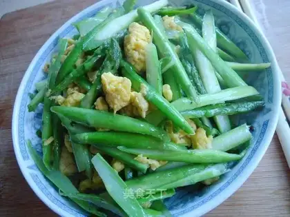 Scrambled eggs with asparagus