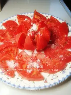 White sugar mixed with tomatoes