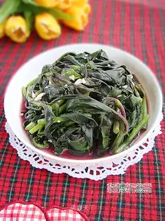 Cold salad with purple back vegetables