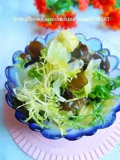 Black fungus mixed with lettuce