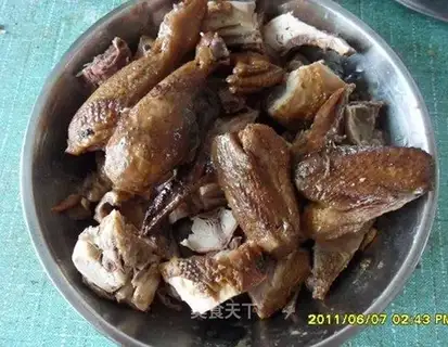 Electric rice cooker version hand-shredded chicken