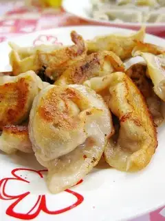 Pan-fried dumplings with amaranth and egg filling