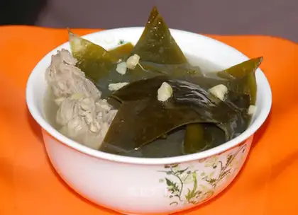 Scallop, seaweed and ribs soup