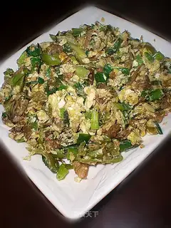 Scrambled eggs with pickles