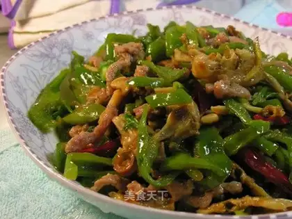 Spicy shredded pork and razor clam