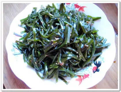 Shredded seaweed mixed with hemp