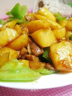 Braised potatoes with meat paste