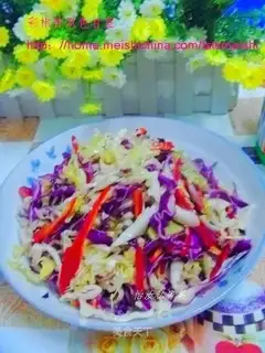 Colored pepper mixed with two-color cabbage