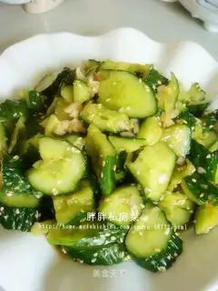 Cucumber with mashed garlic