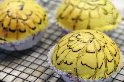 Peacock rolls bread