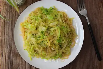 Salmon sauce and cabbage