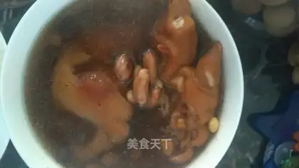 Soybean peanut stew pig feet