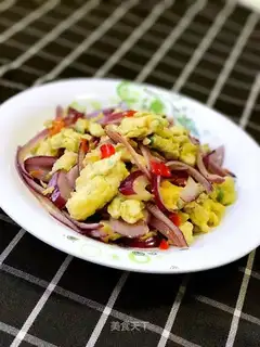 Cracked pepper onion fried eggs