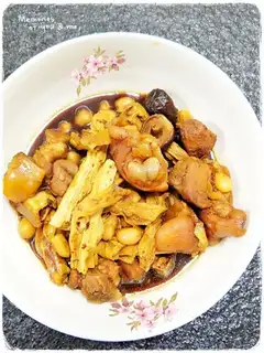 Roasted bamboo mushrooms and pig feet