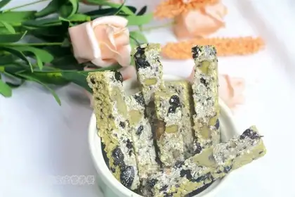 Oil-free oat energy bar