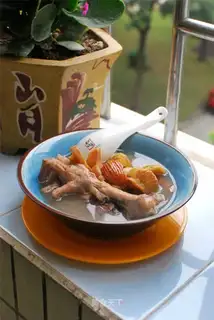 Chestnut chicken claw seafood soup