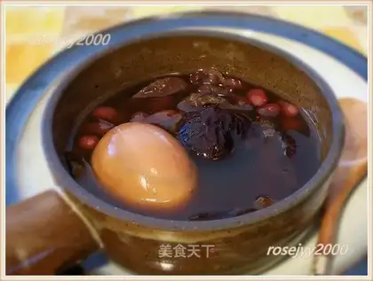 The casserole belongs to the red-tree egg
