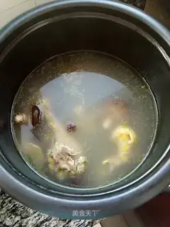 Chicken leg soup from the mushroom mountain