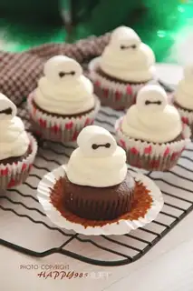 Big chocolate white cupcakes