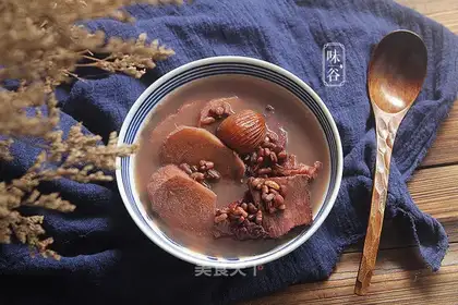 Red bean powdered pork soup
