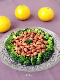 The broccoli mixed with peanut rice