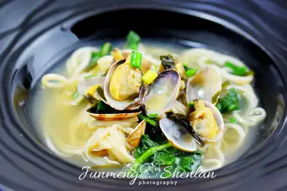 Flower clam soup noodles