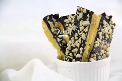 Peanut chocolate crackers