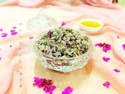Powdered purple flowers
