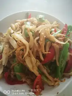 A silverfish with peppers