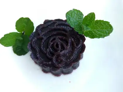 Black rose rice cake