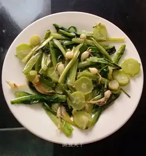A piece of garlic and soy sauce