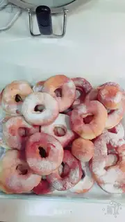 Strawberry sauce for a donut
