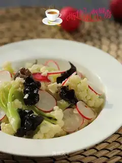 Wood, cherry radish gravy