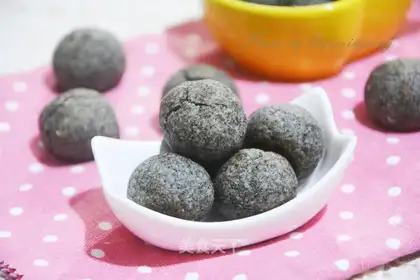 Black sesame ball