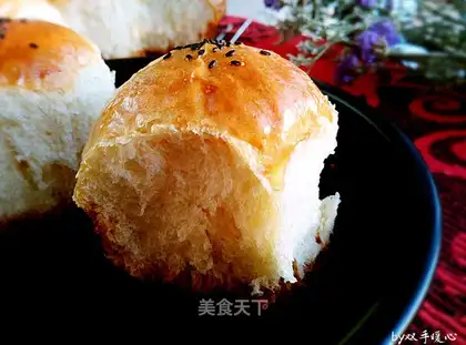 ♪ On the bottom of the honey bread ♪