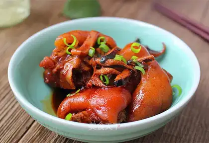 Squids burn pigs' feet