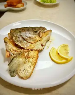 Salt fried salmon head