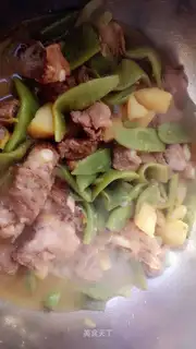 Chestbone and bean bean potatoes