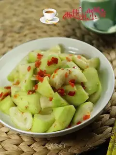 Pepper cutters and guacamole
