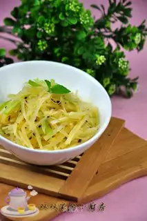 Shredded potatoes with salad