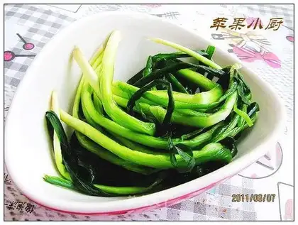 Hand grabbing leeks