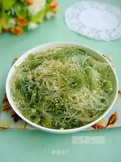 Seaweed sprouts mixed with vermicelli