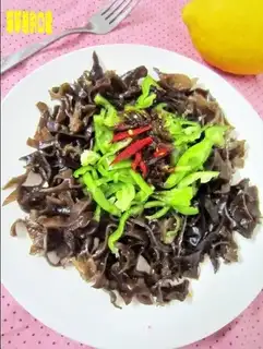Cold salad with green pepper fungus