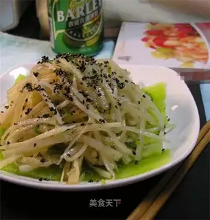 Shredded radish in pepper oil