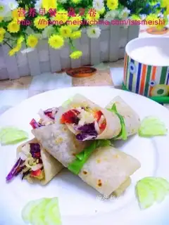 Colorful pepper two-color cabbage burrito