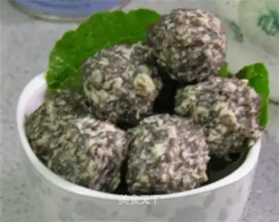 Chicken meatballs with Nostoc flagelliforme