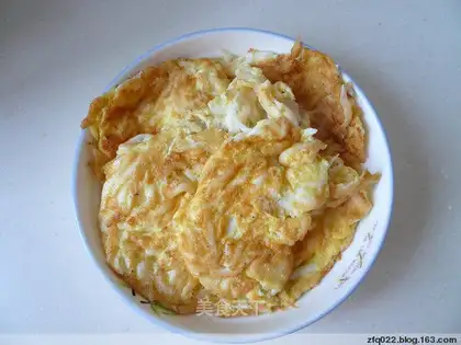 Fish and fried eggs with noodles