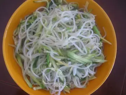 Cold mung bean sprouts