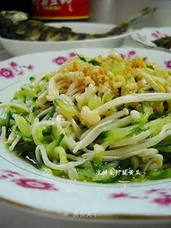 Crispy cucumber with golden lily salad
