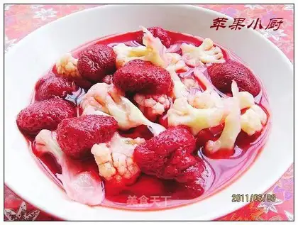 Strawberry cauliflower in sugar water